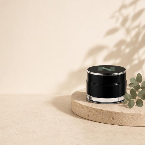Crème contour des yeux Active sur un socle en travertin