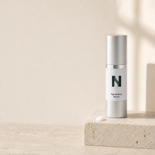 Sérum anti-âge sur un socle en travertin